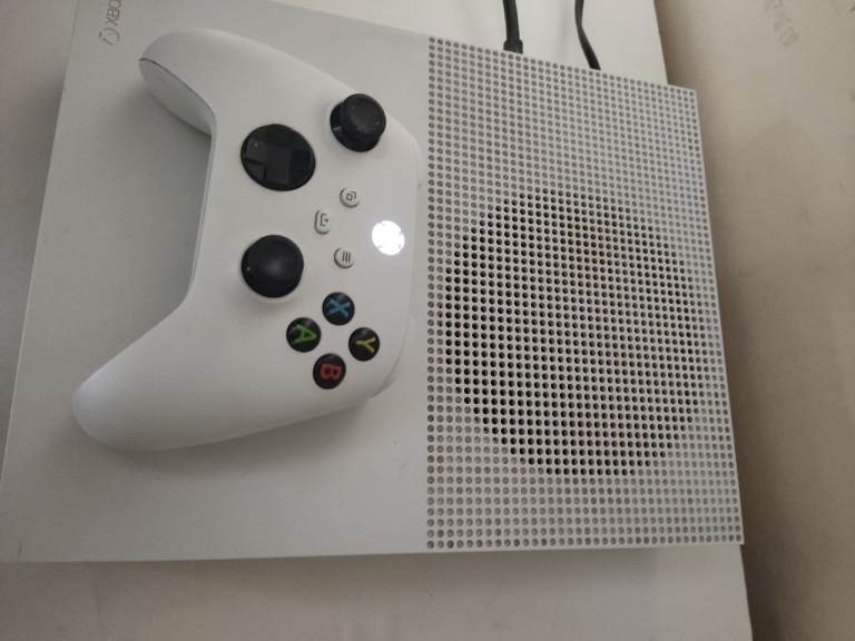 Xbox One S Console with Controller – White, Good Condition