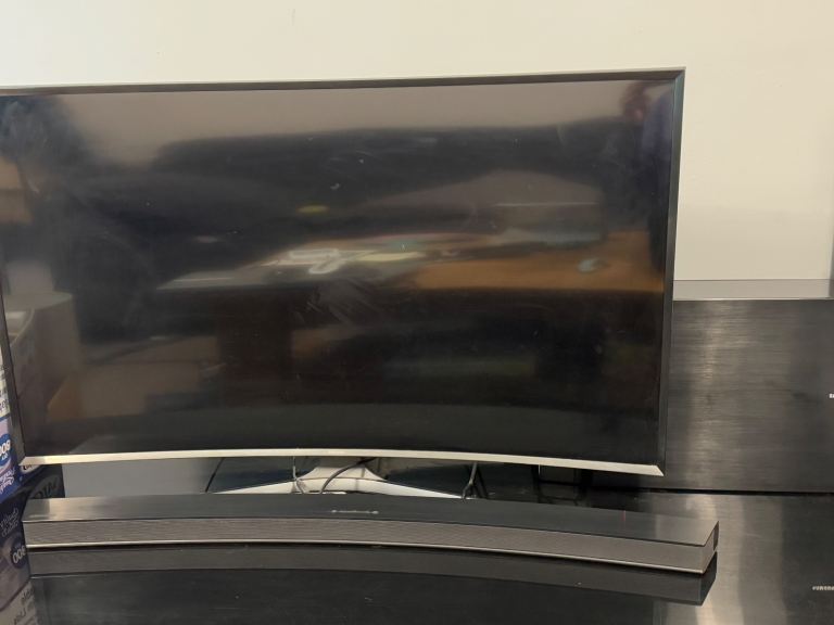 Samsung curved sounds bar and subwoofer 
