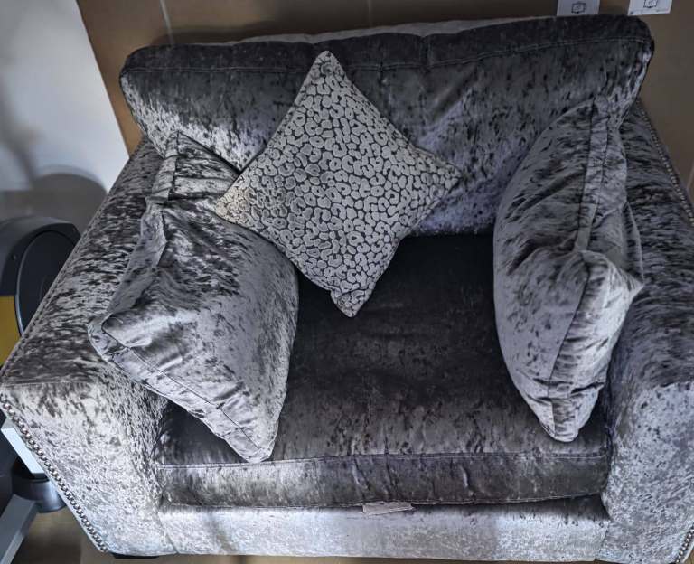 Dfs crushed velvet sofa set. Good condition 