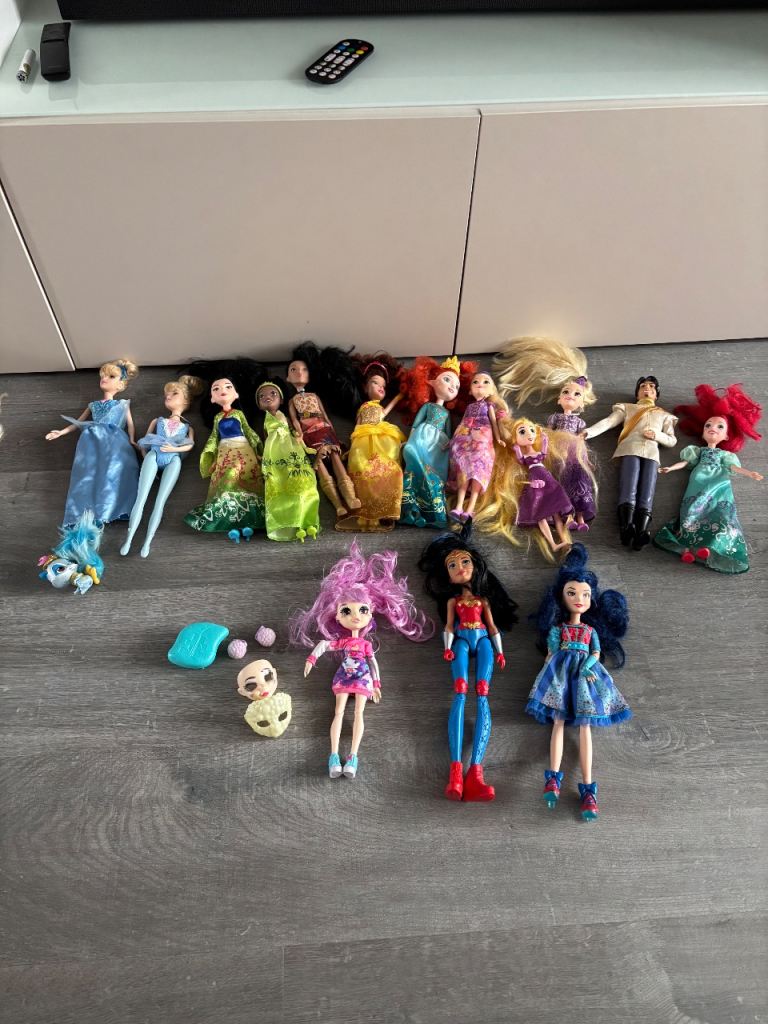 image for Bundle Disney dolls 
