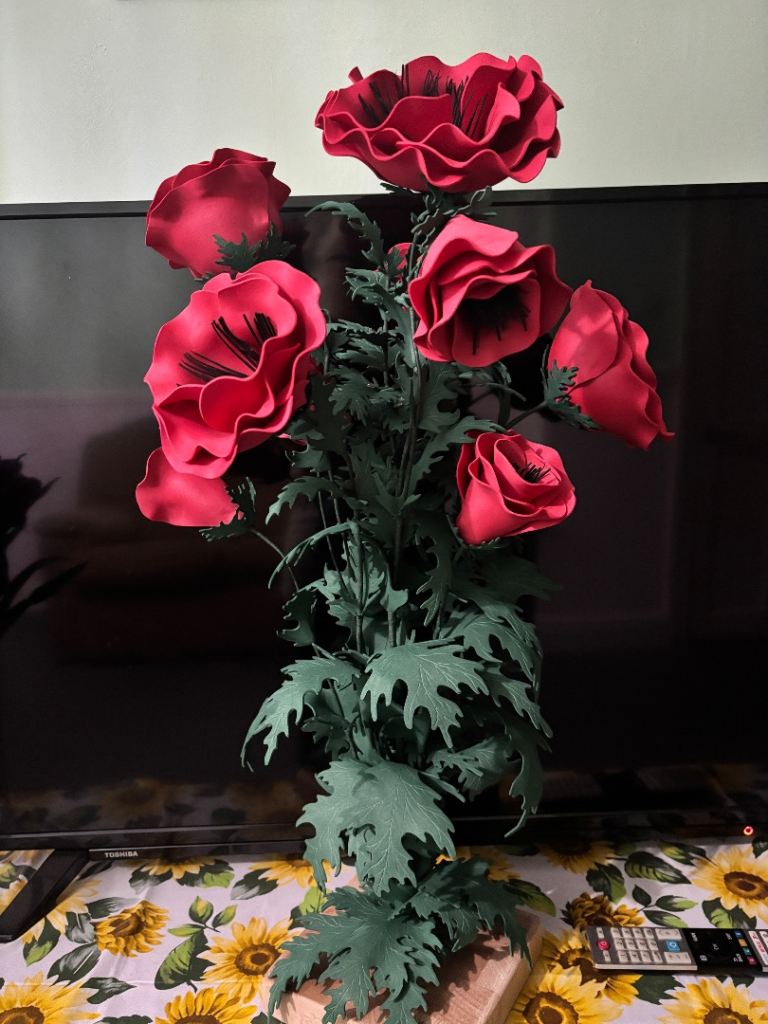Decorative Red Poppy Light-Up Display – Good Condition