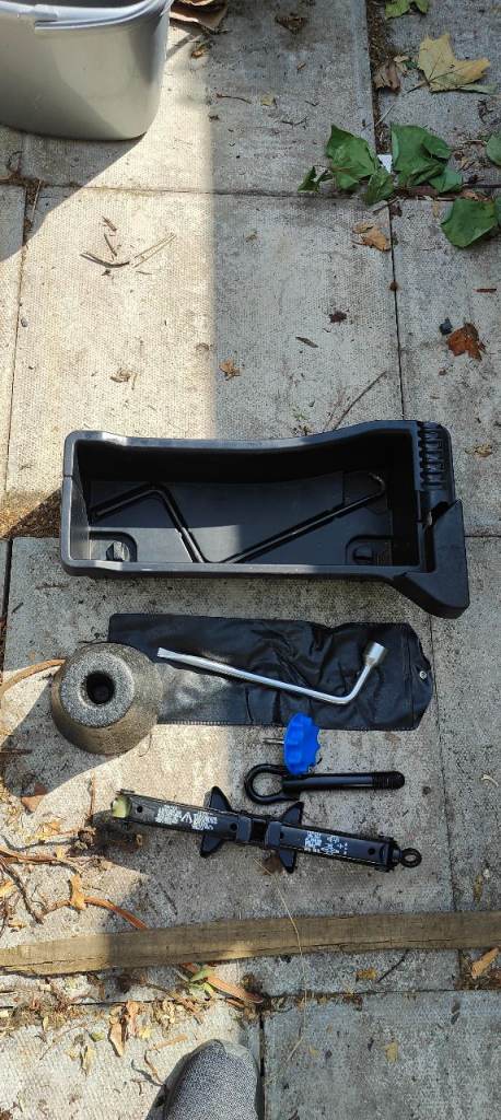 Toyota Yaris 2006 xp90 jack, towing eye, handle, wheel nut bar tray used set