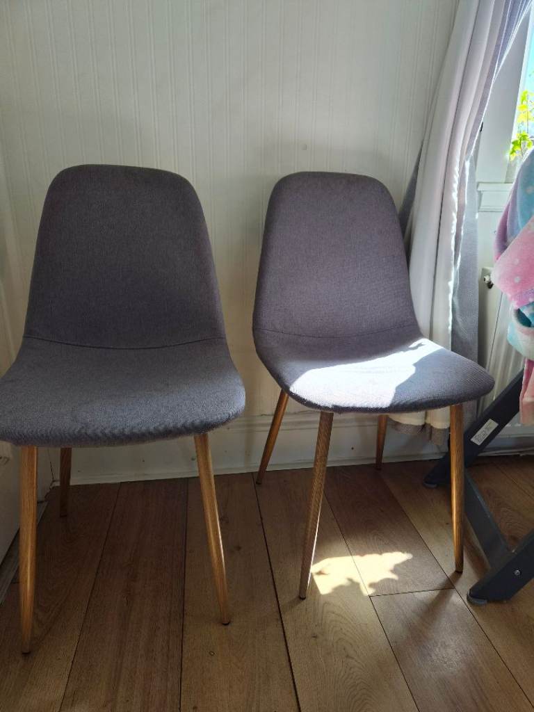 2 x chairs for sale £10 each