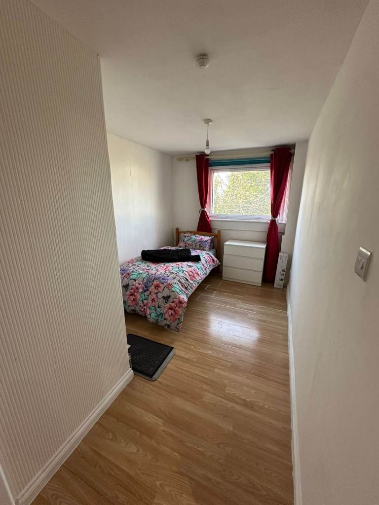 Spacious room next to Westside Plaza Edinburgh