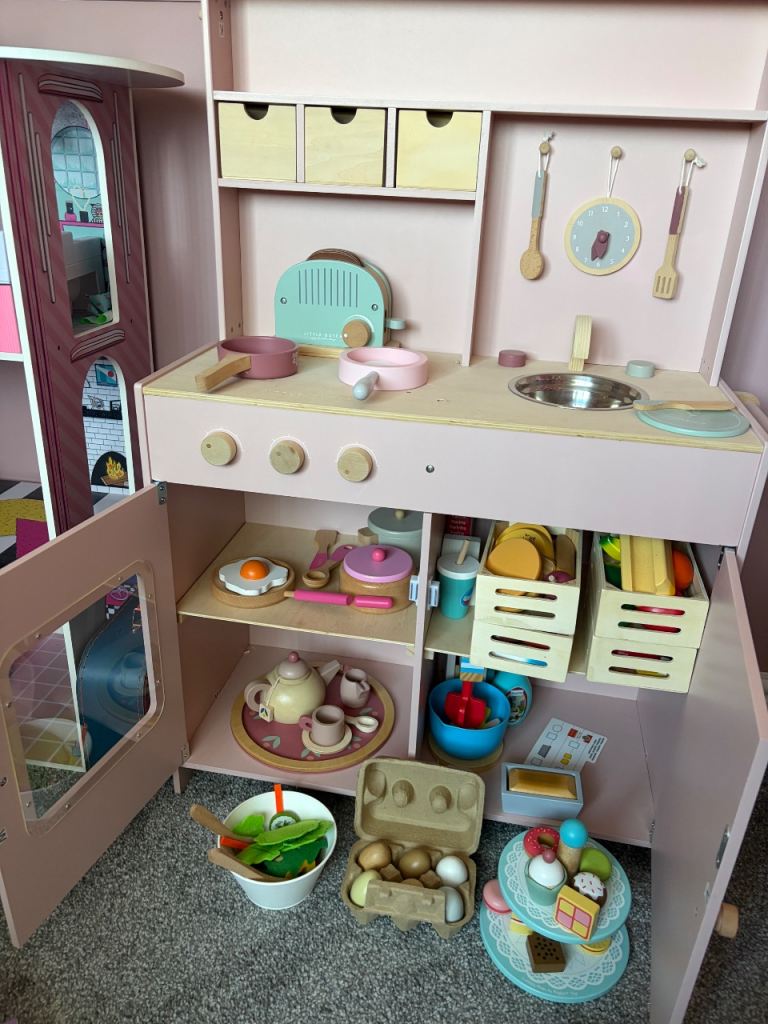 Little Dutch kitchen with lots of accessories 