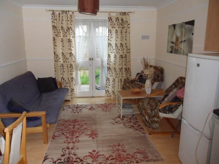 NICE DOUBLE ROOM EO RENT VERY SOON
