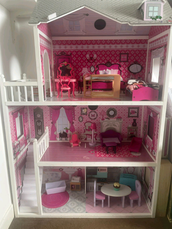 Very good condition 3 storey dolls house 