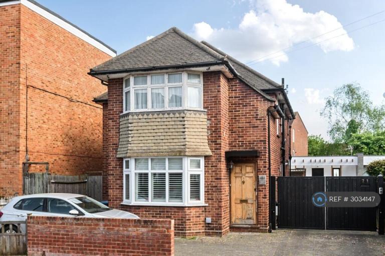 2 bedroom flat in Devonshire Road, London, SW19 (2 bed) (#3034147)