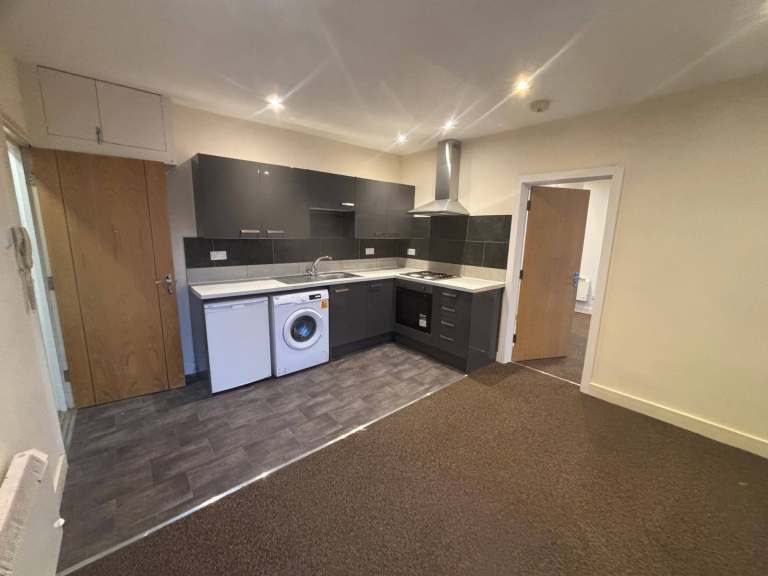 MODERN ONE BED FLAT TO LET £875 PER MONTH 