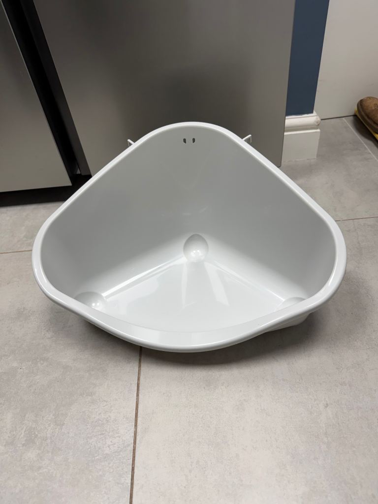 Triangular corner cat litter tray