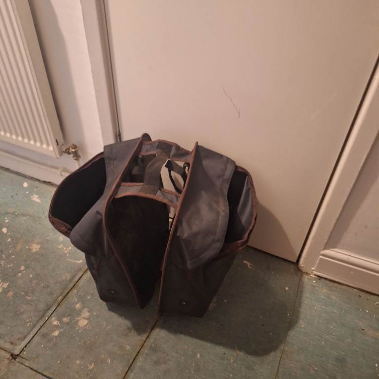 Grey Fabric Sports Bag / Holdall – Good Condition