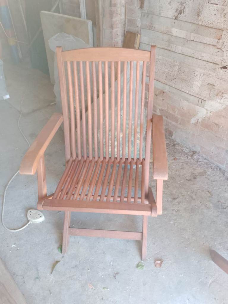 Set of two wooden foldable garden chairs