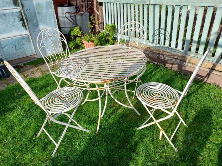 Bistro garden set table and 4 chairs