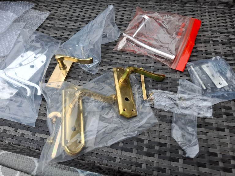 BUNDLE OF SILVER AND BRASS HANDLES