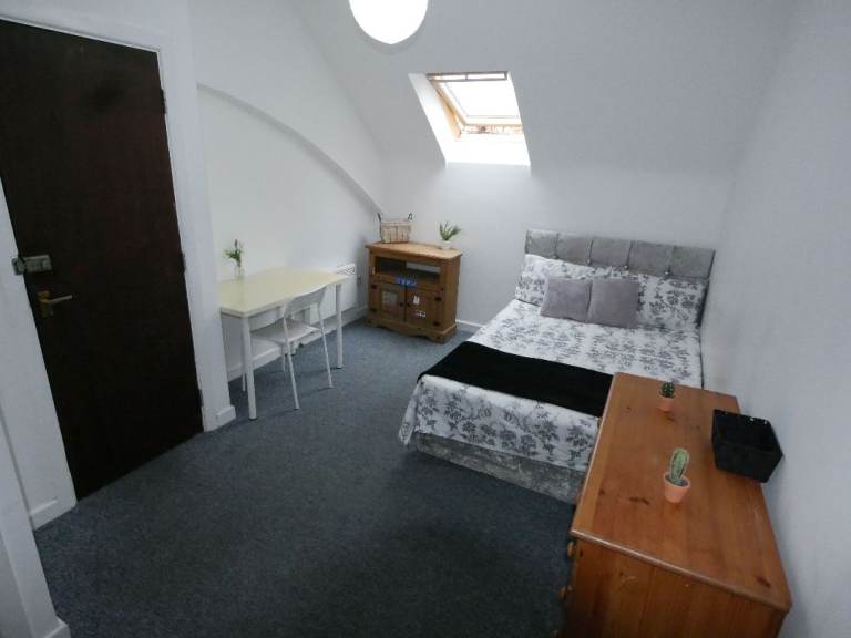 En-suite double room to let in Bournemouth town center. 