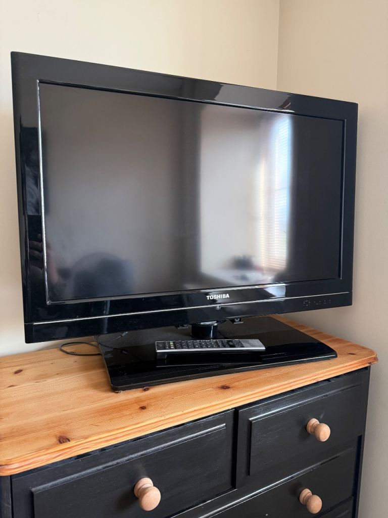 Toshiba Black TV with Remote – Good Condition