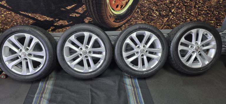 Nissan Genuine 17 alloy wheels + 4 x tyres 215 55 17 Davanti