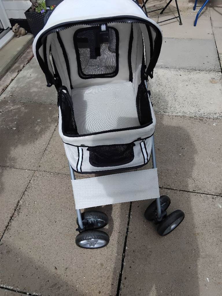 Pet pushchair 