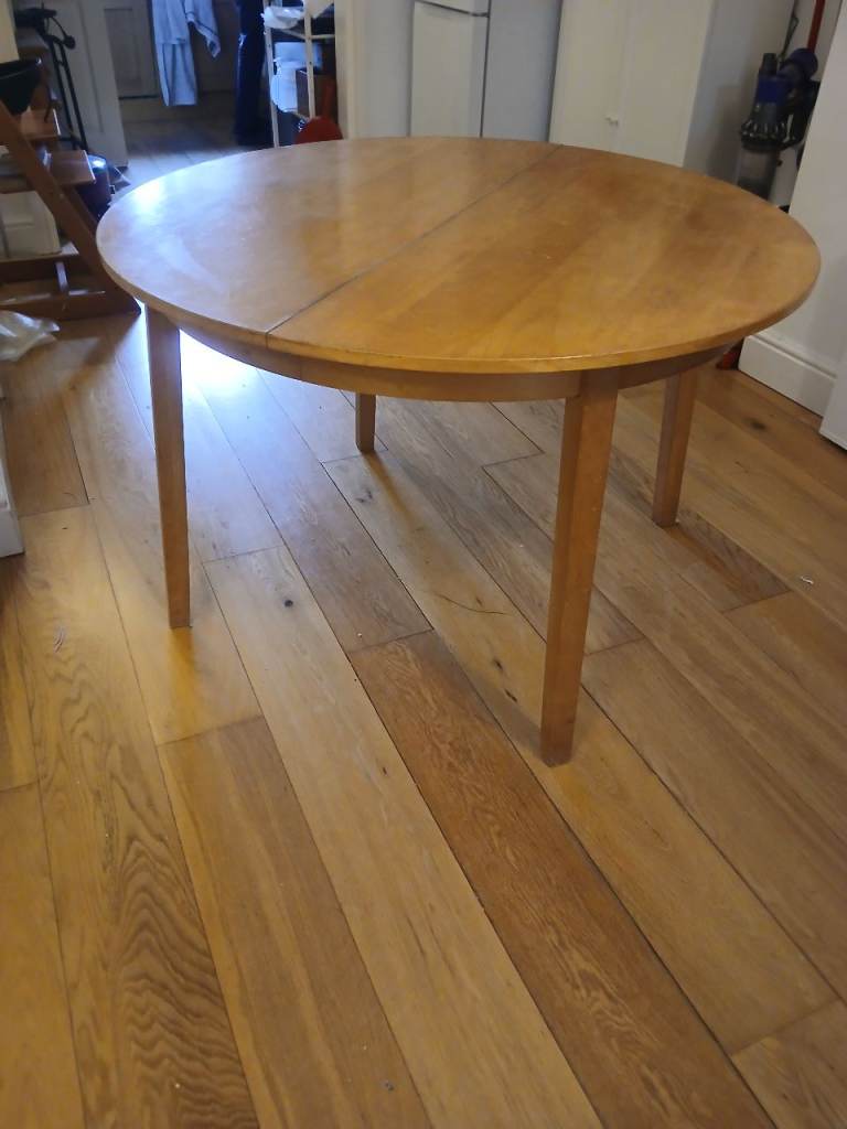 Round dining table