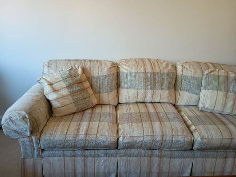 Three-seater sofa made of sold wood and elegant cushioning