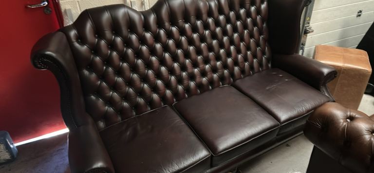 Queen Anne chesterfield sofa lesther oxblood 