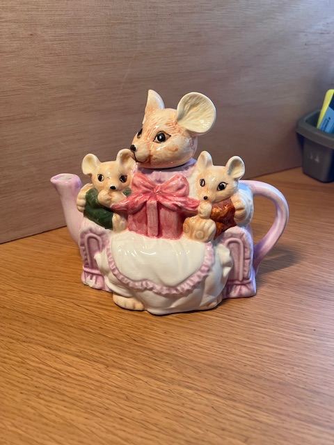 Novelty Teapot : Rabbit Family