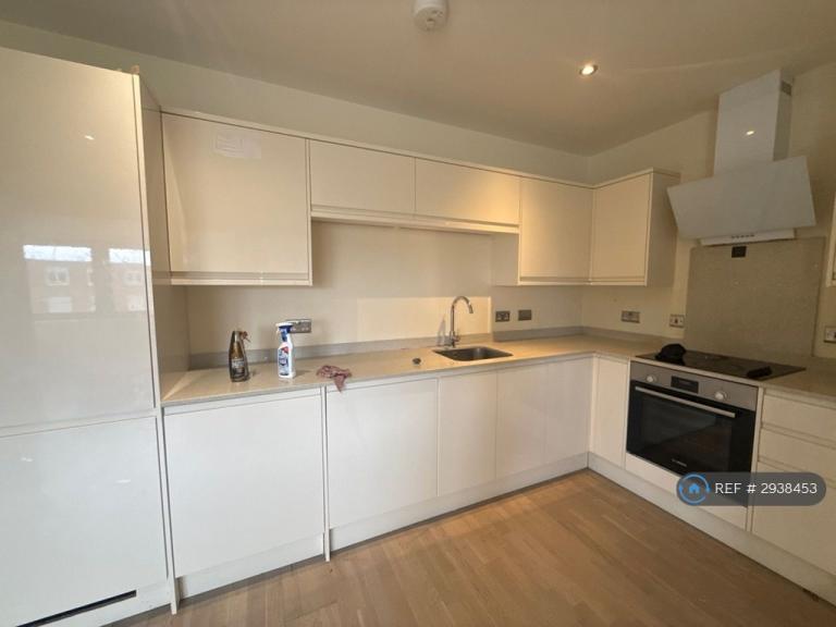 1 bedroom flat in Cleeve Road, Sutton, KT22 (1 bed) (#2938453)