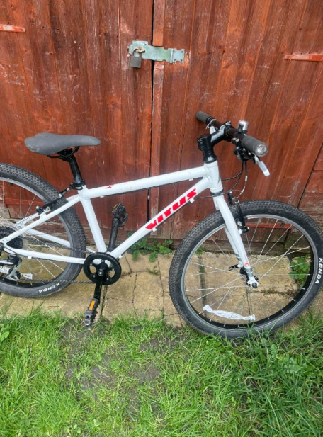 Vitus 24'' White/Red - Age range 7+ Years Approx. Ready to Ride