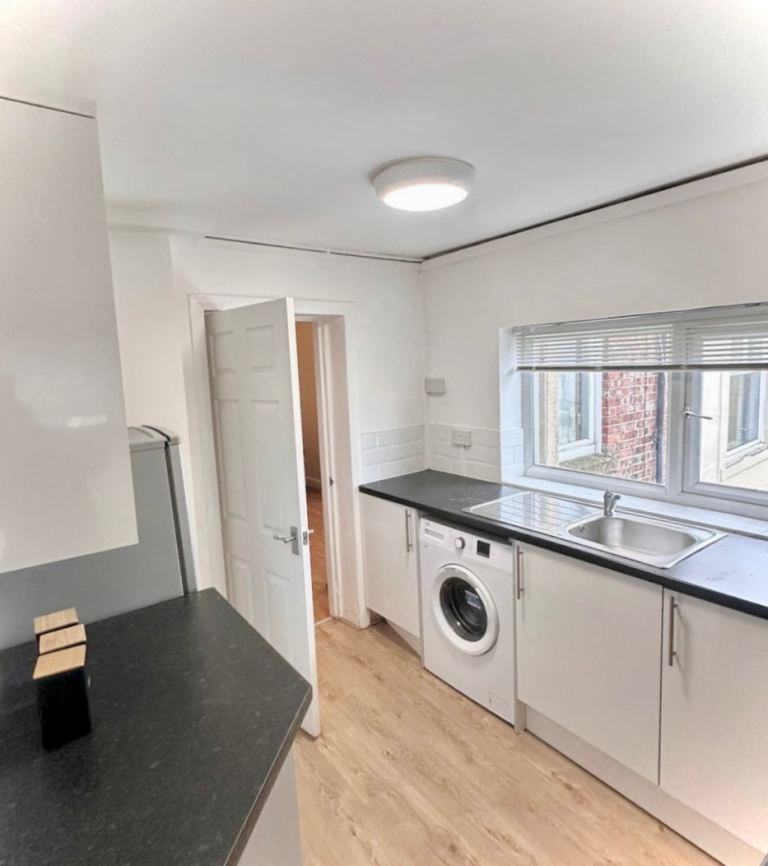 Spacious 2 bed apartment in quiet street. Ready to move in