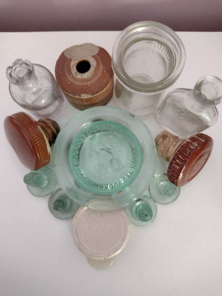 Job Lot of 13 Small Old Glass Bottles/Ceramic Jars & Lids & Glass Stoppers for display.