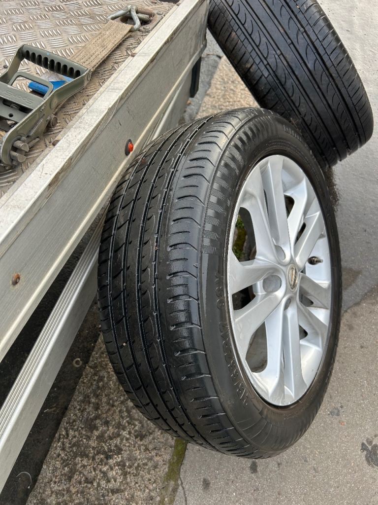 Nissan juke alloy wheels and tyres £150