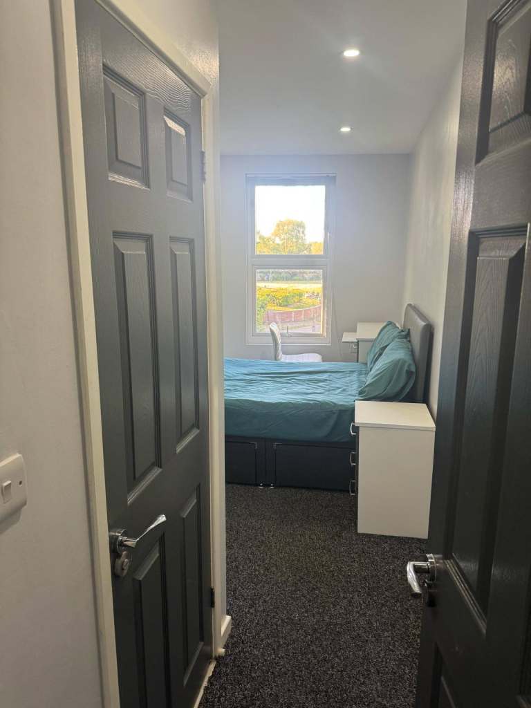 Newly Refurbished Furnished Rooms Available – Move In Immediately | CV12 8NN