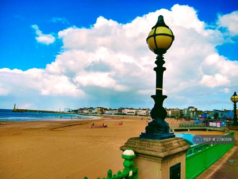 2 bedroom flat in Next To Margate Beach, Margate, CT9 (2 bed) (#2790519)