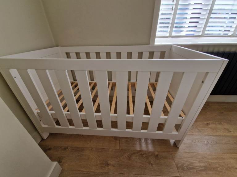  Bromley white convertible cot bed to toddler bed and TrueFit™ mattress