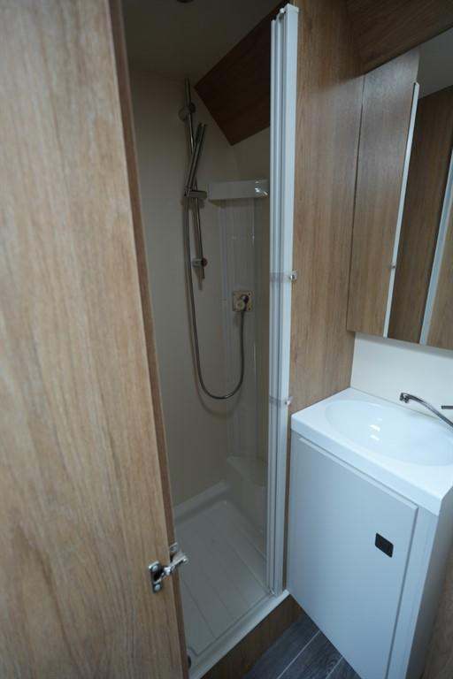 Roller Team T-Line 590 FIAT 4 BERTH 4 TRAVEL SEAT MOTORHOME