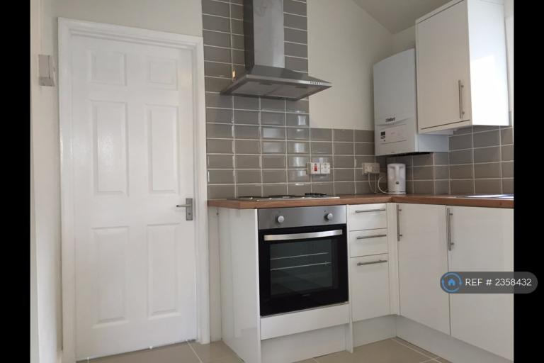 1 bedroom flat in Albert Street, Slough, SL1 (1 bed) (#2358432)