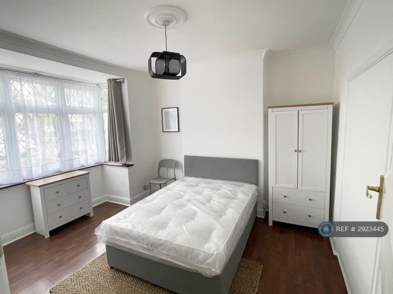 1 bedroom in Canmore Gardens, London, SW16 (#2923445)