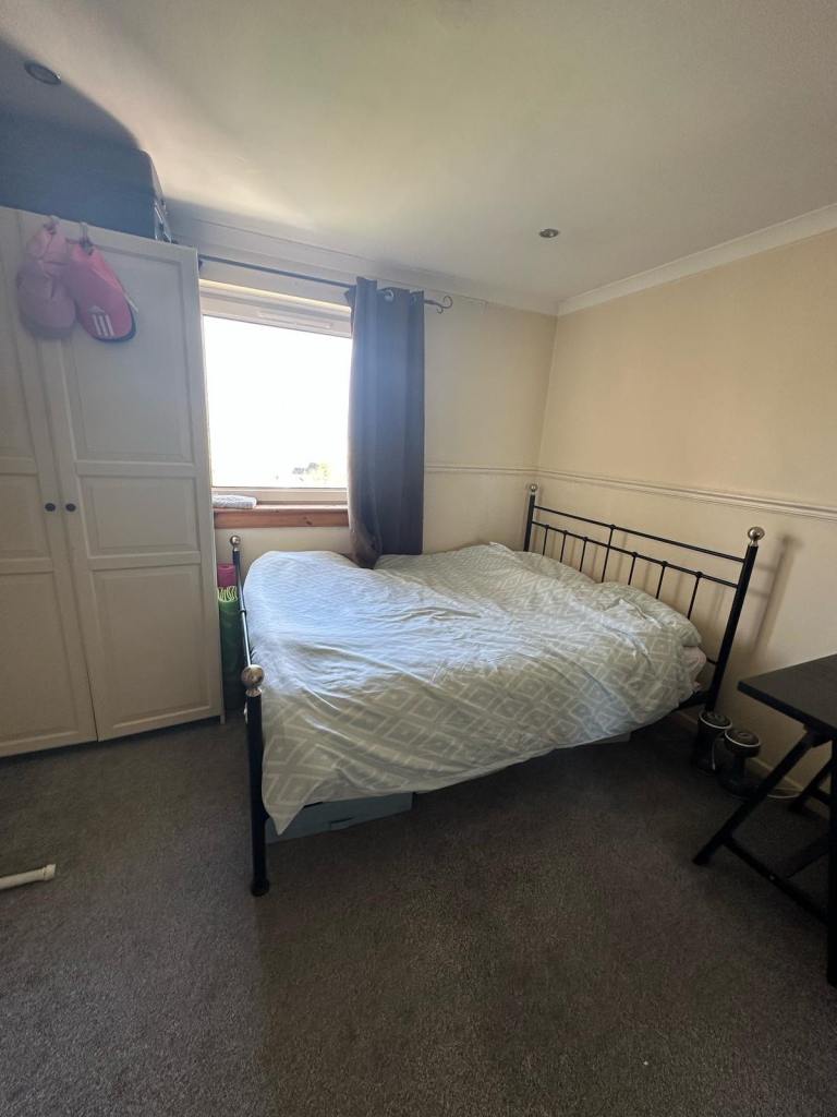 Double Bedroom room for sharing available near liberton high school