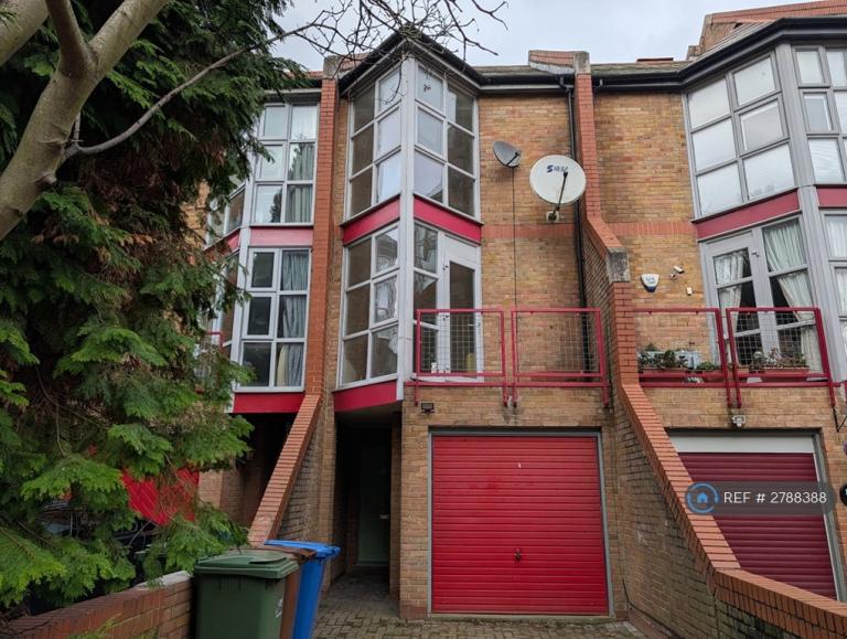 3 bedroom house in Holyoake Court, London, SE16 (3 bed) (#2788388)