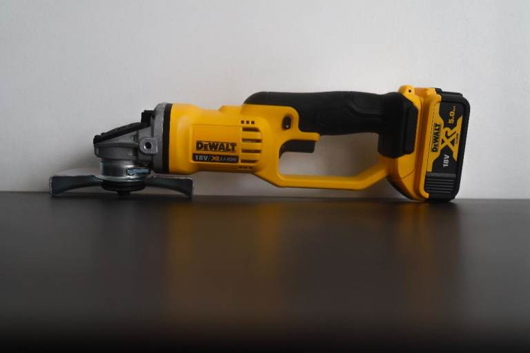 dewalt grinder+battery 5ah 18v NEW