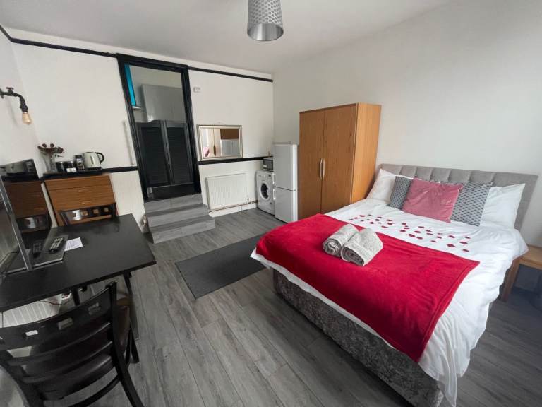 Modern Studio flat with parking for 1 car 