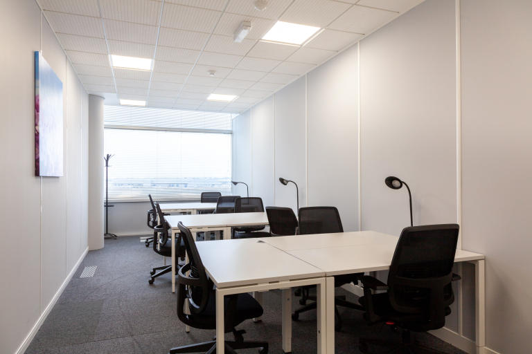 Stansted - CM241SJ \ Private Office Rental with a 5-Desk Setup