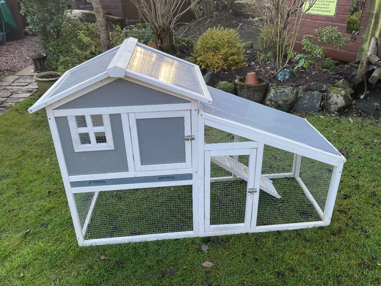 Rabbit / Guinea Pig Hutch. Can deliver. Extras Included Good Condition 