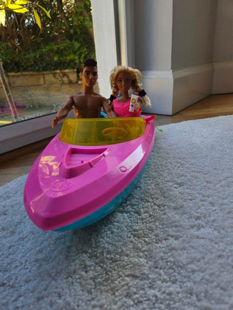 Barbie speedboat with two dolls and accessories 
