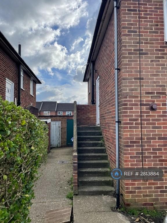 2 bedroom flat in Ratcliffe Road, Farnborough, GU14 (2 bed) (#2813884)