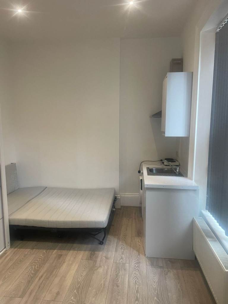** Well-Presented Large Studio Flat located in the Centre of Acton - All Utility Bills Included **