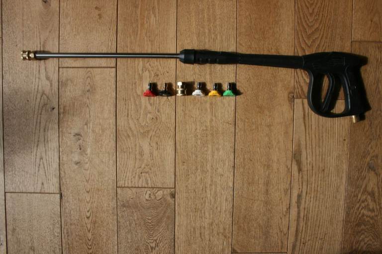 PRESSURE WASHER GUN AND VARIETY OF NOZZLES.