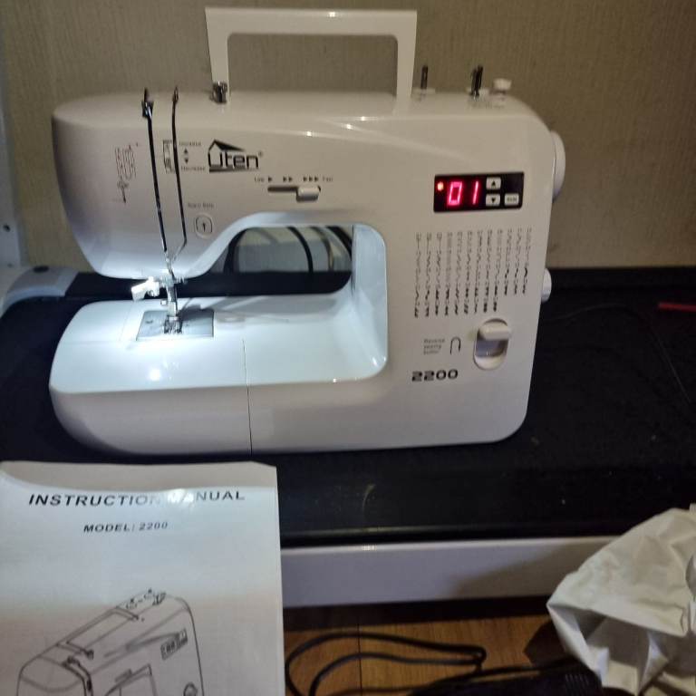 Computerised sewing machine with oround 60 stitch designs 