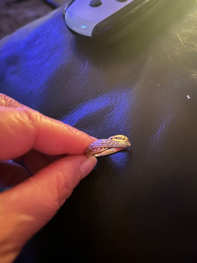 9ct gold and diamond size u 