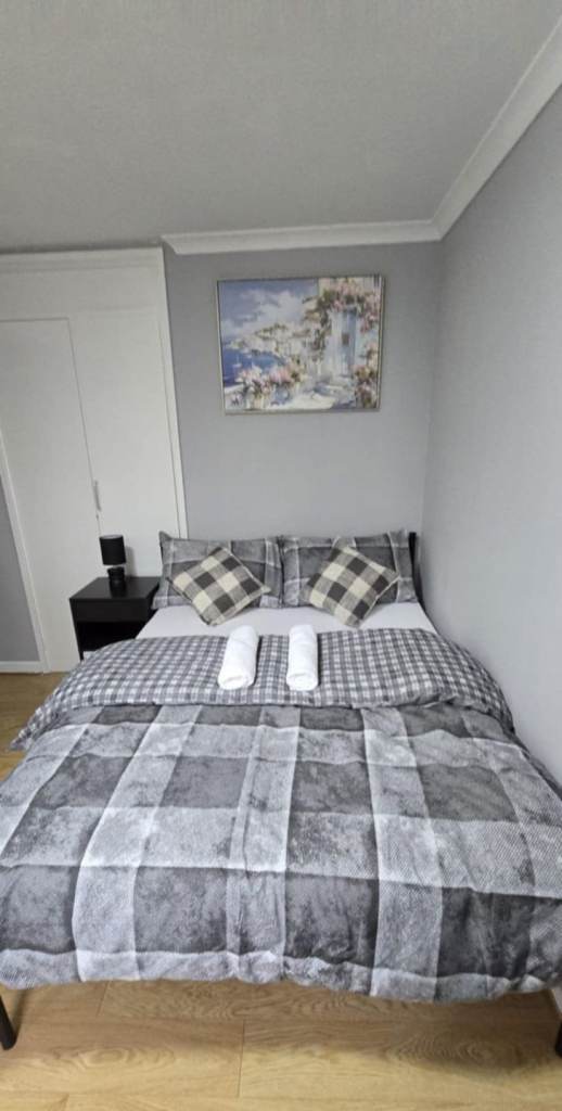 Freshly refurbished double room - fully furnished 